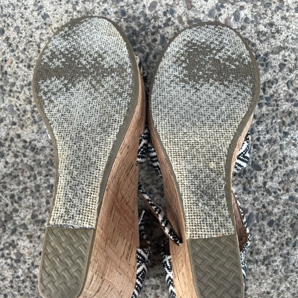 Tom’s. Size 6 black/ white. Sandal - Picture 2 of 6